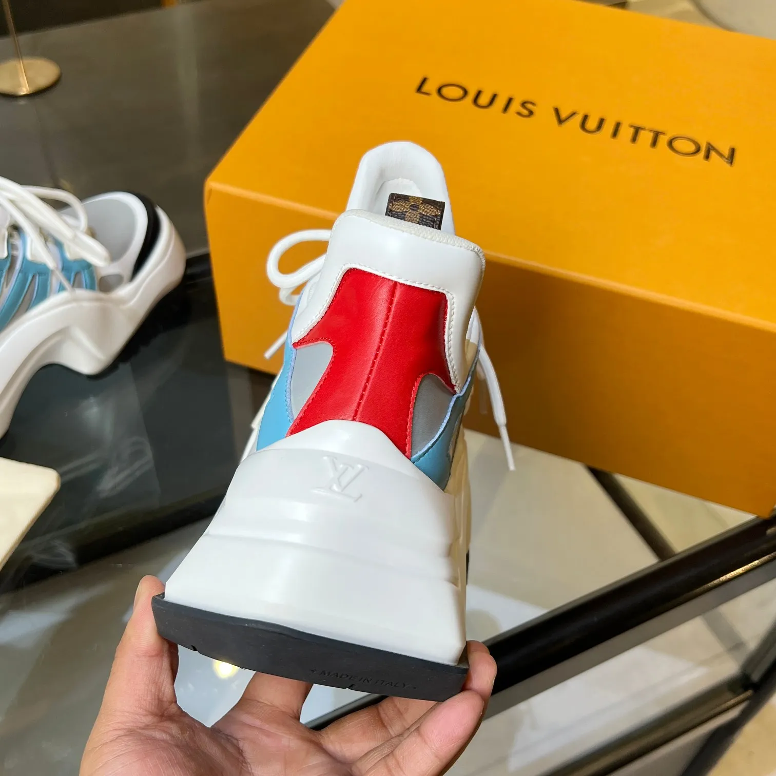 👟👟Ex-factory price 760👟👟 Nicolas Ghesquieye once again refined the design essence of LVArchlight sneakers to create LVArchlight2.0 platfrm sneakers. The combination of multiple technical materials, the wide outsole and the exaggerated tongue highlight the series' recognition, and the latter is marked with the LVCirCle logo 35-41